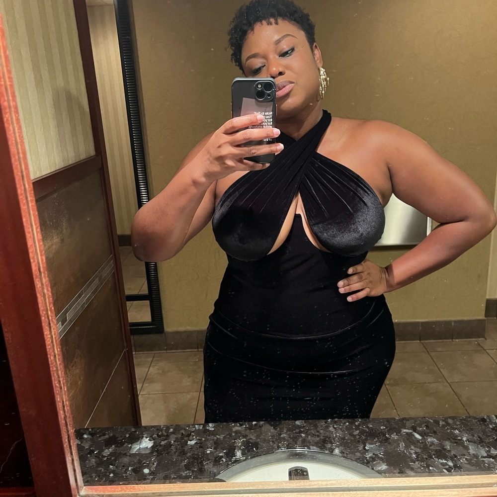 Elegant Black Midi Dress - Picture 4 of 5